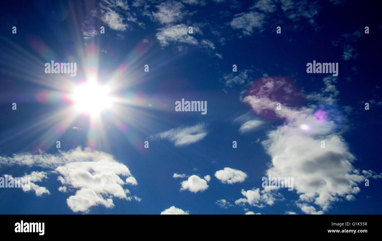 Deserto dei raggi solari in presenza di striature nel cielo blu con nuvole frammentarie Foto Stock
