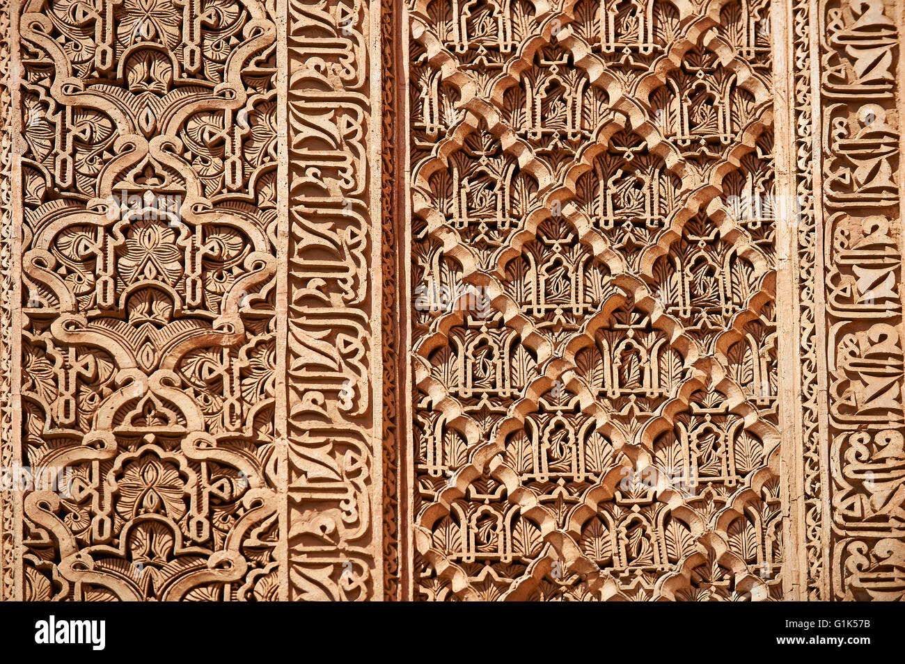 L Arabesco mocarabe intonaco del XVI secolo Tombe Saadiane mausoleo, Marrakech Marrakech ( ), Marocco Foto Stock