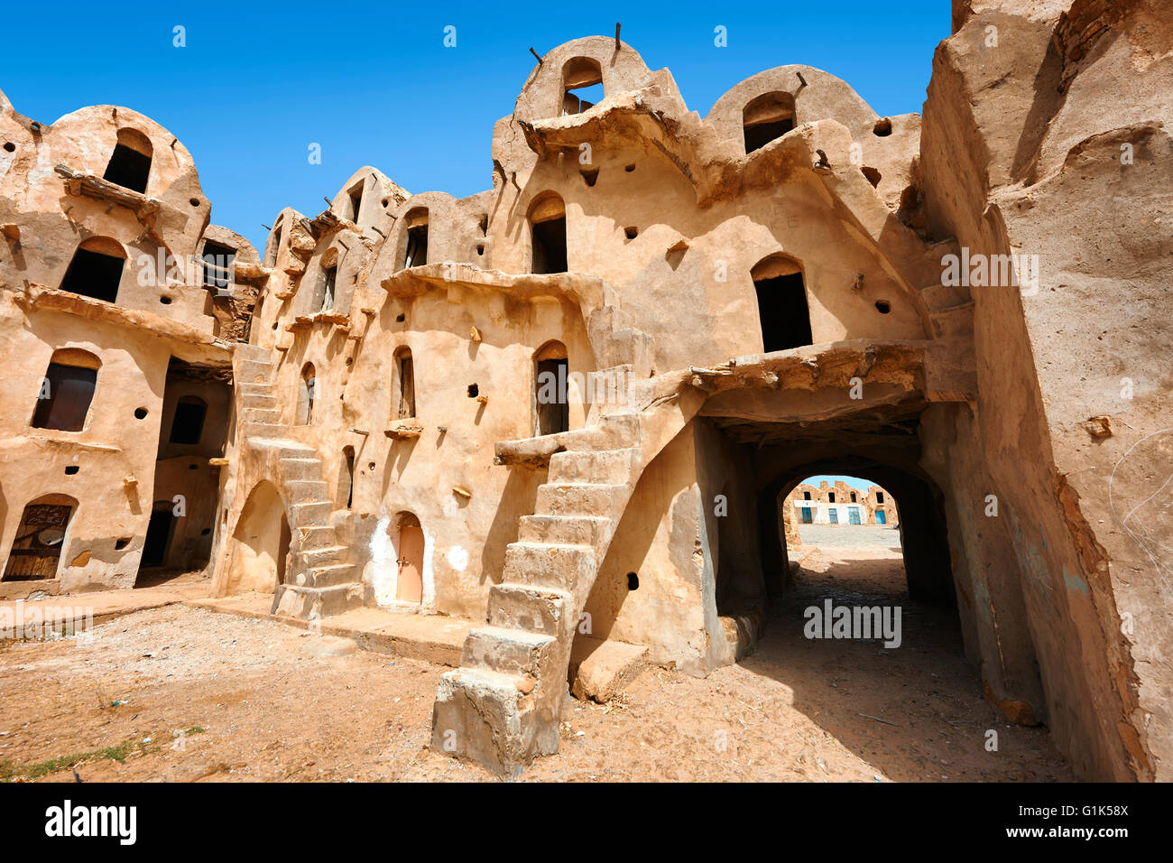 Il tradizionale Sahara settentrionale di mattoni di fango fortificate Ksar berbero di Ez Zahra vicino a Tataouine, Tunisia, Africa Foto Stock