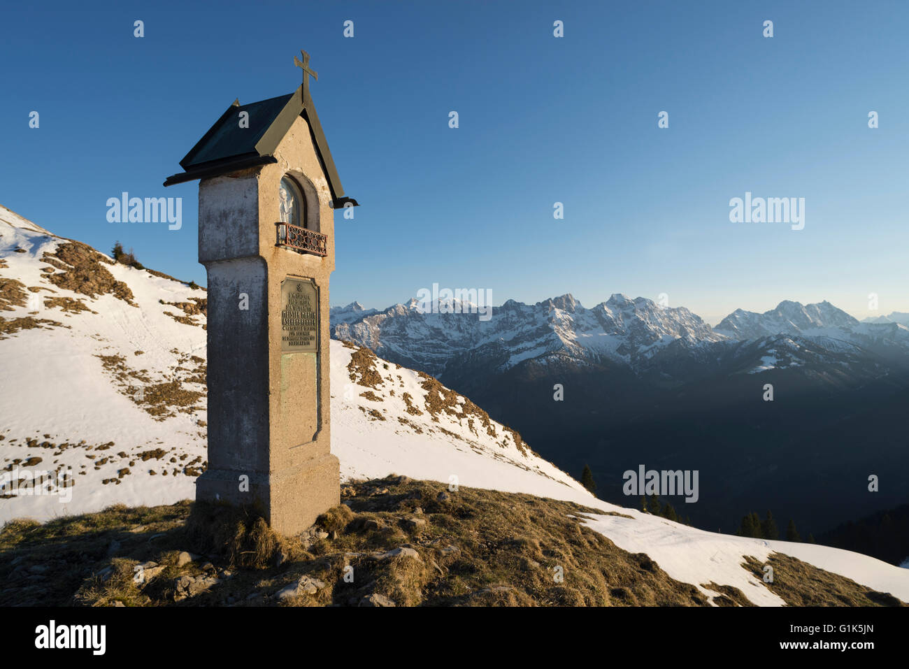 Edicola a sella Delpsjoch con panorama di Karwendel mountain range nella calda luce della sera,Tirol,Austria Foto Stock