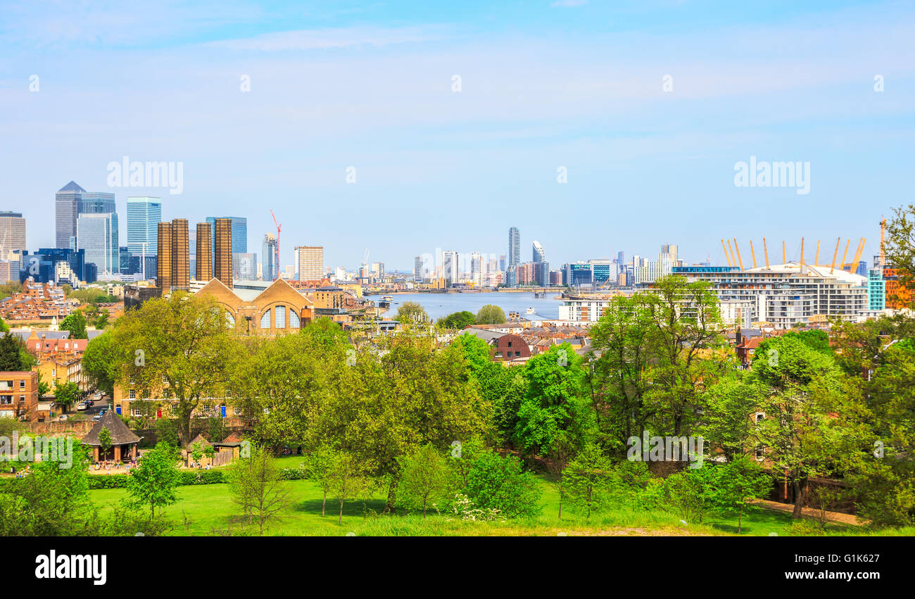 Vista panoramica di Londra cityscape da Greenwich Hill, dotate di Canary Wharf, Greenwich Power Station Foto Stock