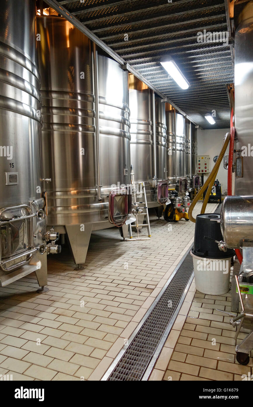 In acciaio inox di vasche di fermentazione per Cabernet vino, Station Wagon Chateau Carignan, Carignan de Bordeaux, Francia. Foto Stock