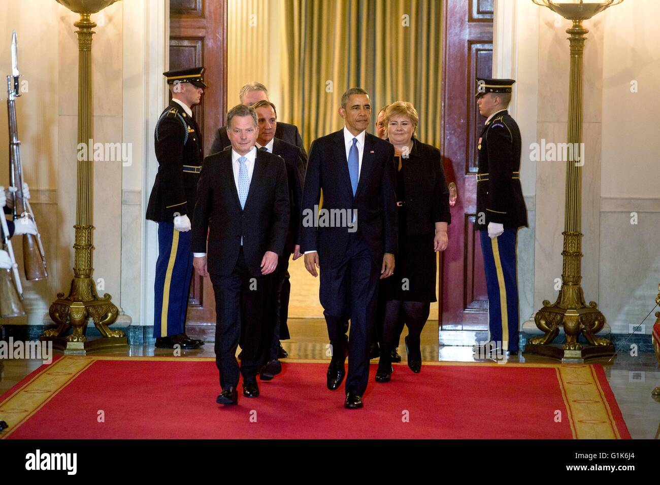 Il Presidente degli Stati Uniti Barack Obama passeggiate con il Nordic leader in Croce Hall prima della cerimonia di benvenuto alla Casa Bianca il 13 maggio 2016 a Washington, DC. Foto Stock