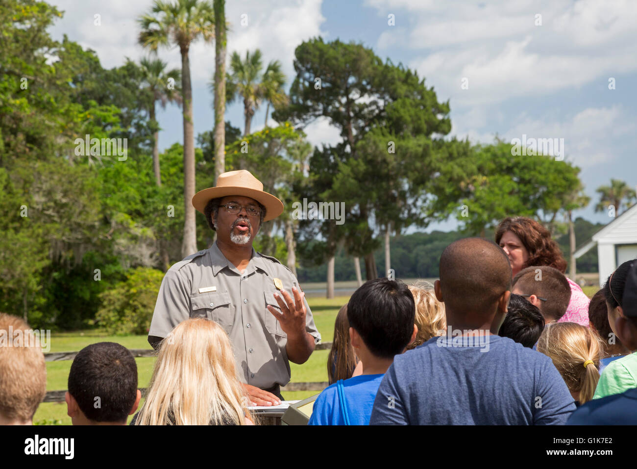 Jacksonville, Florida - un ranger del parco parla con i bambini in visita il Kingsley Plantation. Foto Stock