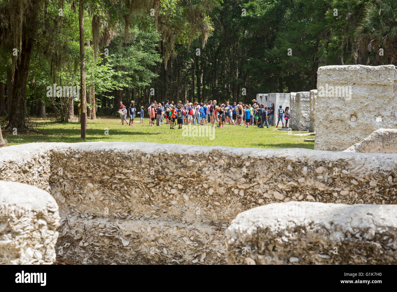 Jacksonville, Florida - scuola bambini visitare i resti dei quarti slave al Kingsley Plantation. Foto Stock
