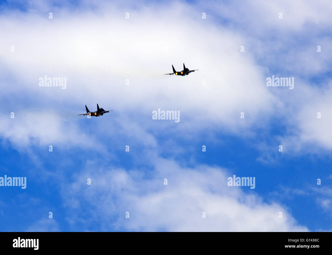 Mig-29 jet da combattimento da dietro contro blu cielo molto nuvoloso Foto Stock