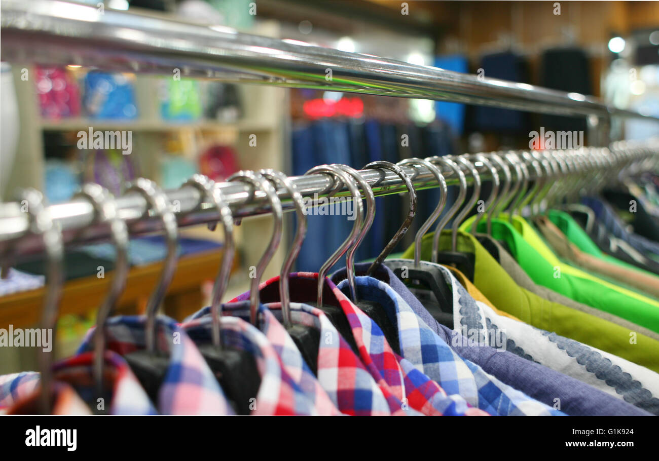 Shopping, industria, vendita e concetto di abbigliamento - tessile colorato a asian street market Foto Stock