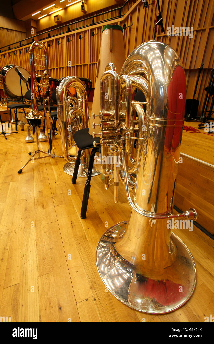 Tuba e trombone in attesa di essere riprodotti Foto Stock