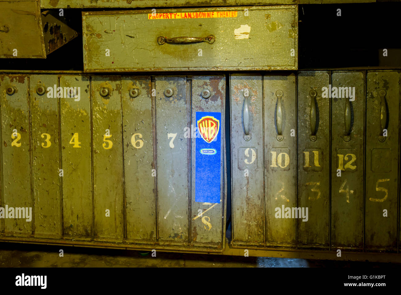 Lansdowne, PA, Stati Uniti d'America - 14 Maggio 2016 - Warner Brothers vignette su adesivo al di fuori del film casella di aspo nella storica città di Lansdowne Teatro. Foto Stock