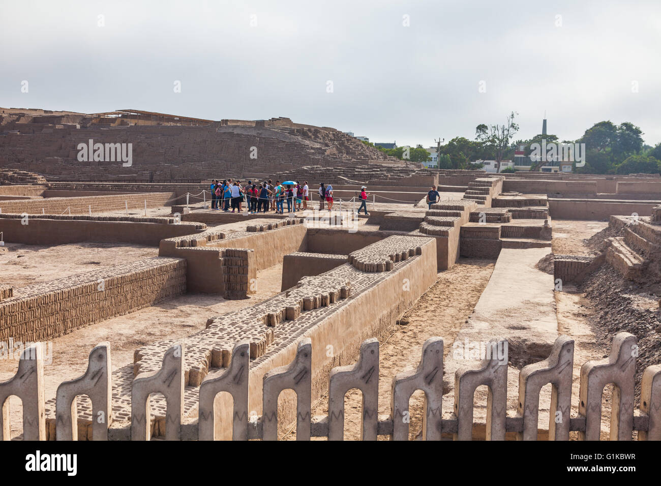 Le persone che visitano la Huaca Pucllana sito nel quartiere di Miraflores, Lima Foto Stock