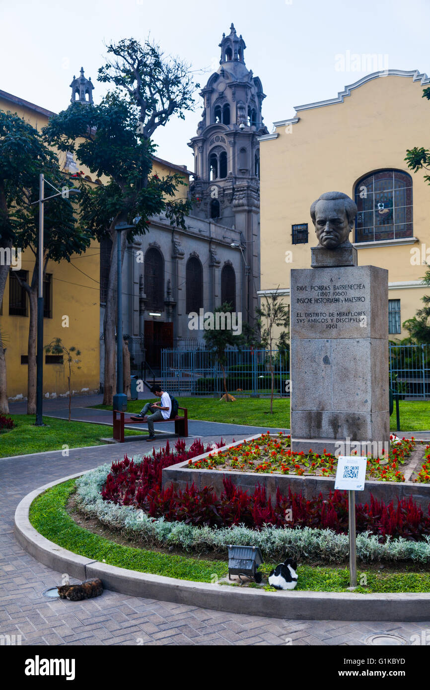 Statua di Raul Porras Barrenechea nel quartiere di Miraflores, Lima Foto Stock