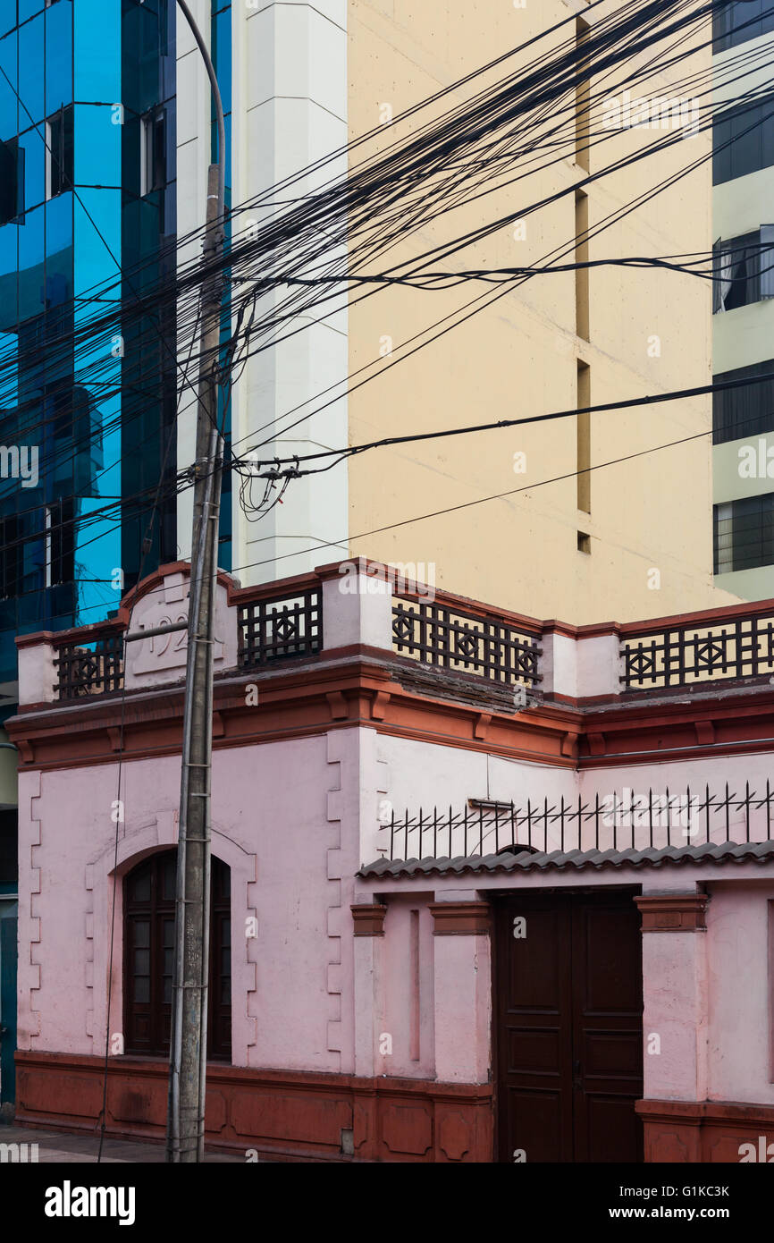 Incubo cablaggio elettrico su una strada a Lima in Perù Foto Stock