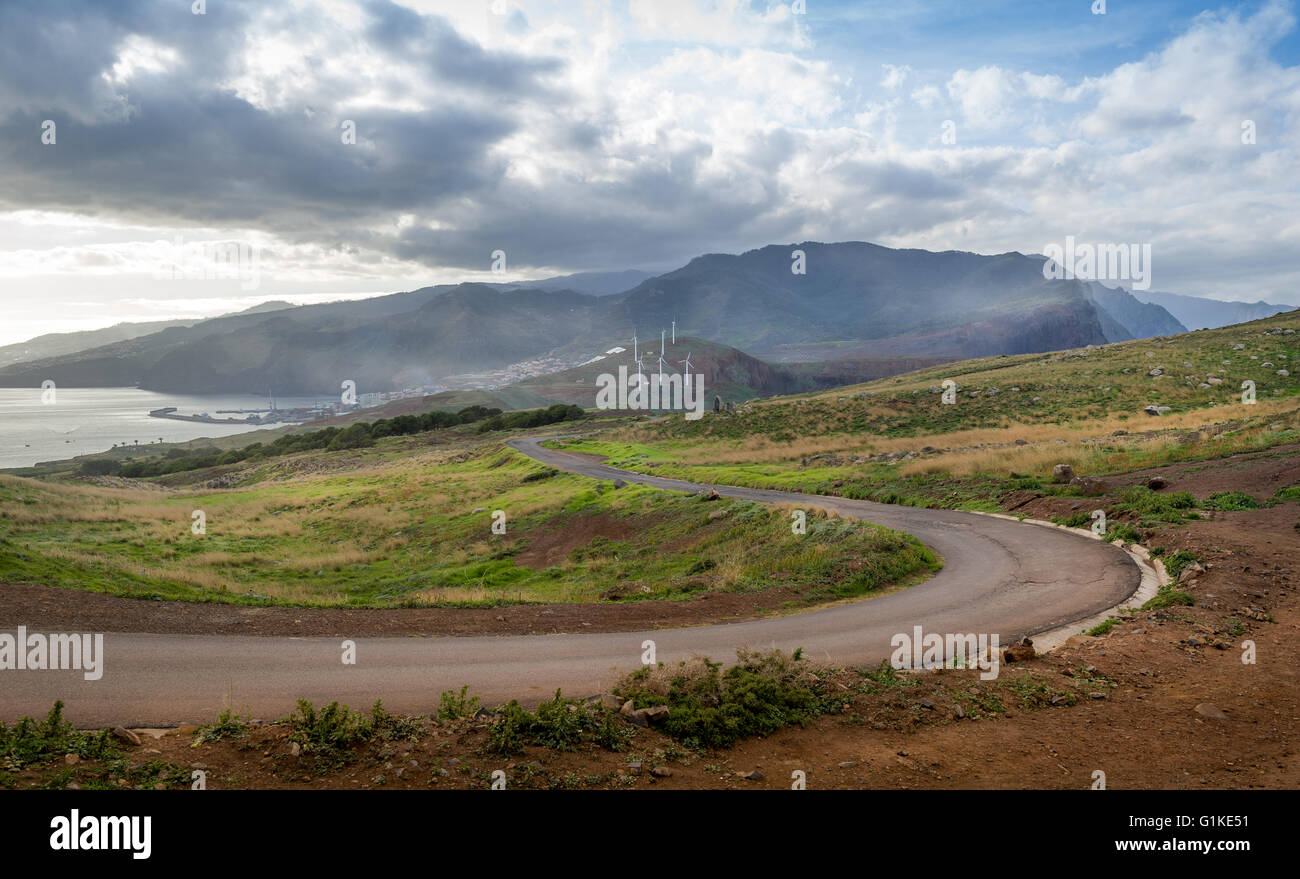 Vuoto strada a serpentina a isola di Madeira paesaggio Foto Stock