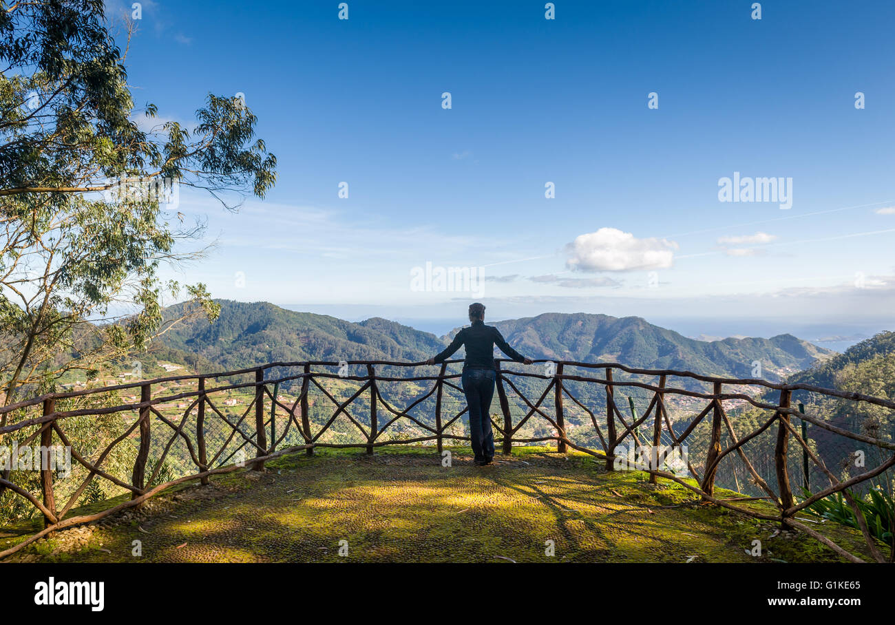 Donna al Santo da Serra punto di vista parco Foto Stock