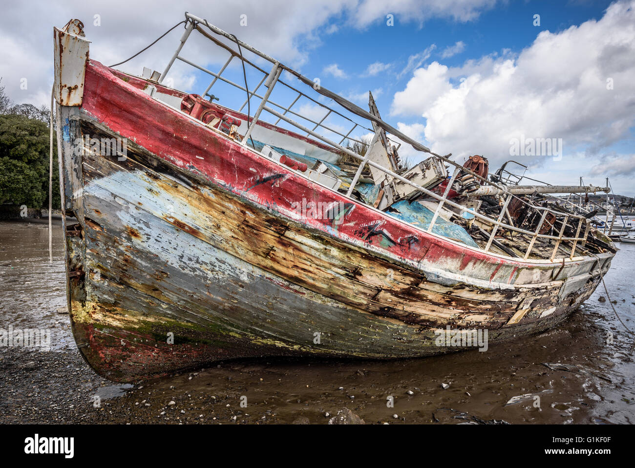 Abbandonata la pesca in barca sulla costa. Foto Stock