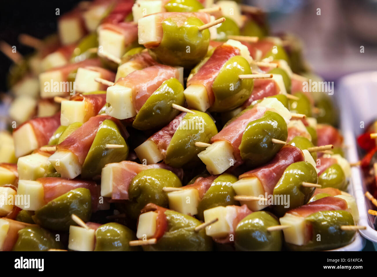 Insalata di olive al tipico spagnolo mercato alimentare Foto Stock