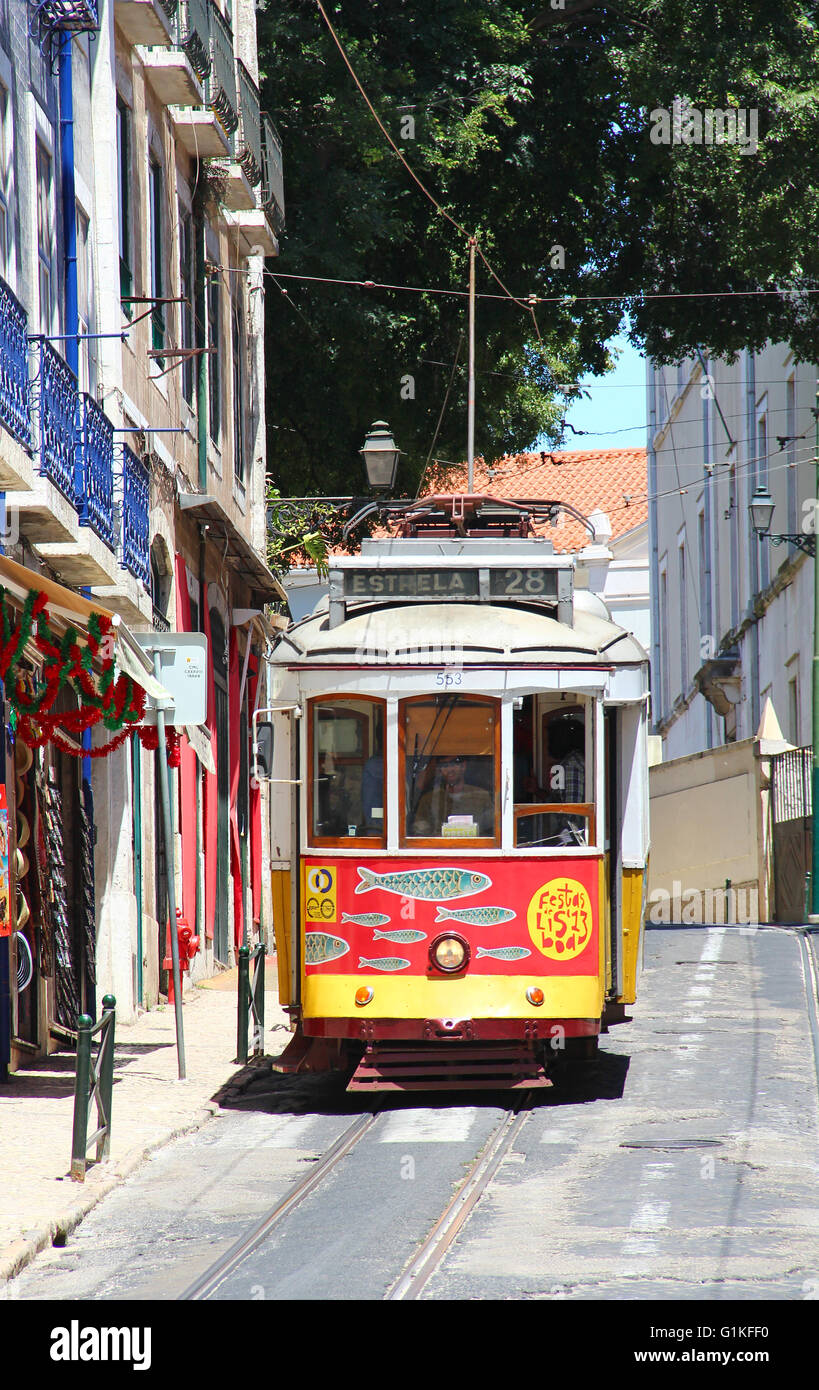 Tradizionali di Lisbona tram giallo decorato con sardine durante santi popolari Festival (Festas dos Santos Populare) Foto Stock