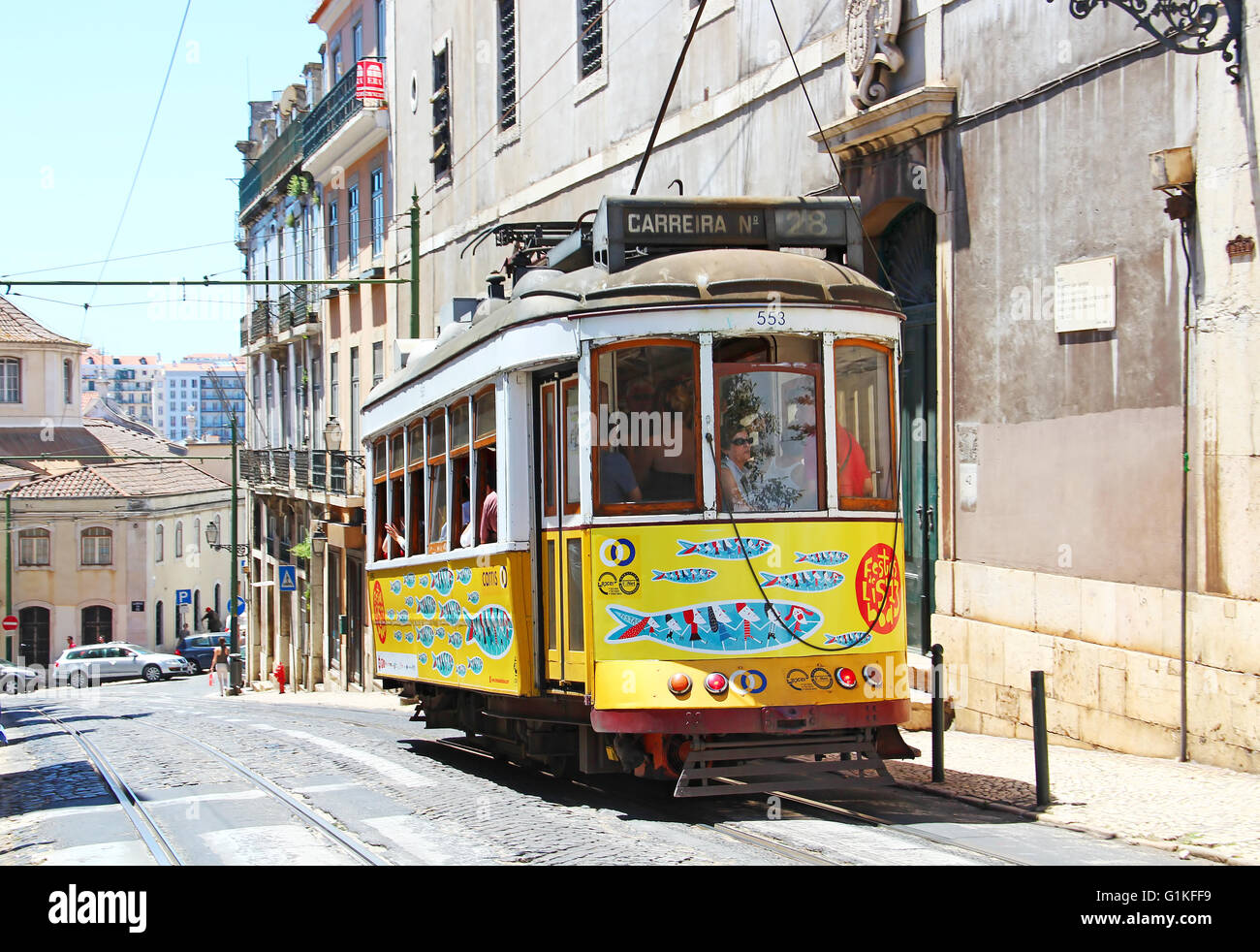 Tradizionali di Lisbona tram giallo decorato con sardine durante santi popolari Festival (Festas dos Santos Populare) Foto Stock
