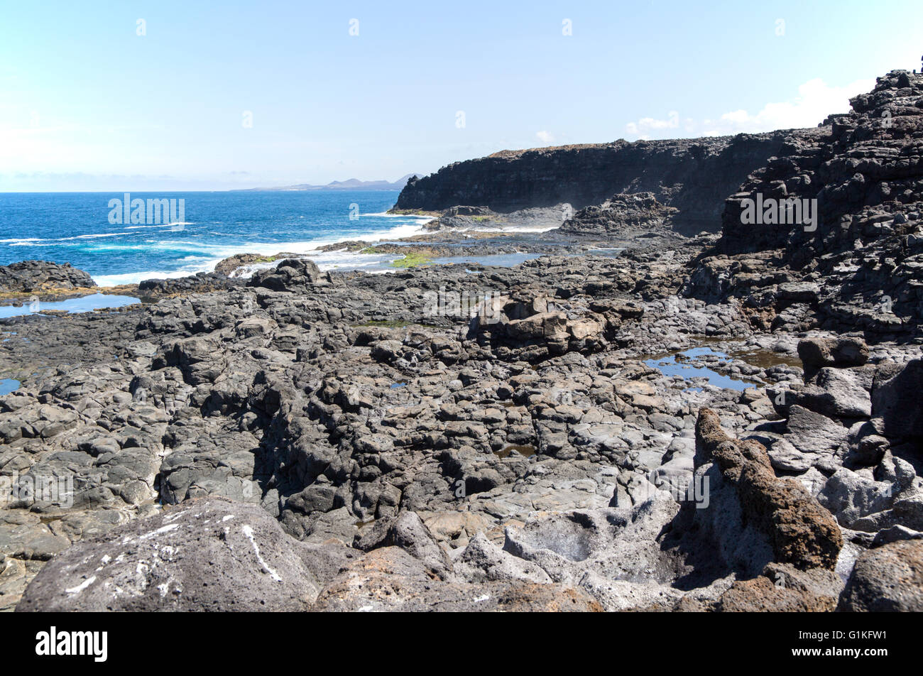 Costa atlantica a sud ovest di angolo, Los Charcones, Caleta Negra Bay, vicino a Playa Blanca, Lanzarote, Isole canarie, Spagna Foto Stock