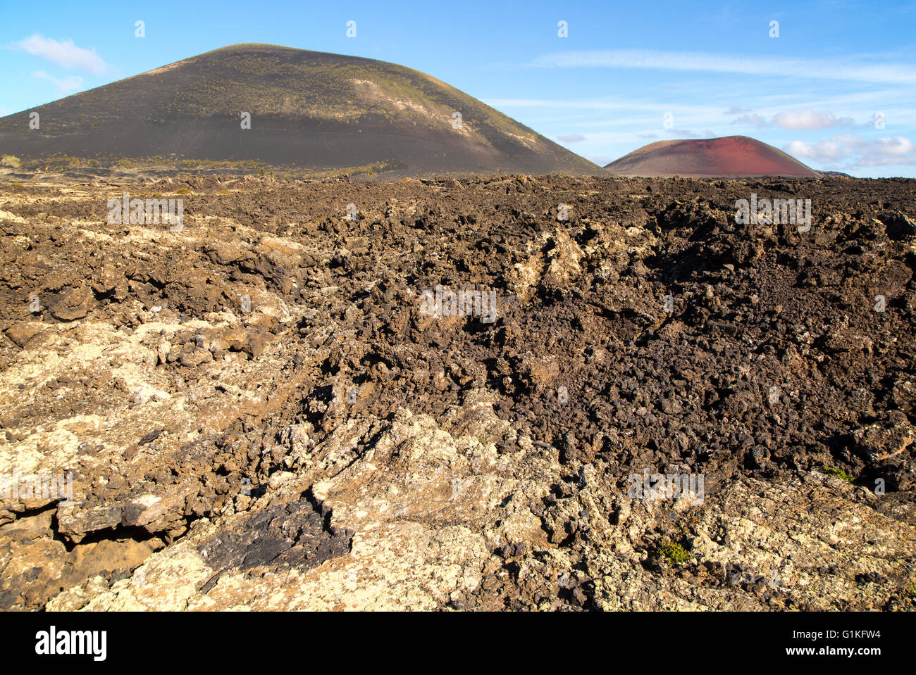 Malpais badlands paesaggio vulcanico Montana Negra e Caldera Colorada, Parque Natural Los Volcanes, Masdache, Lanzarote, Canarie Foto Stock