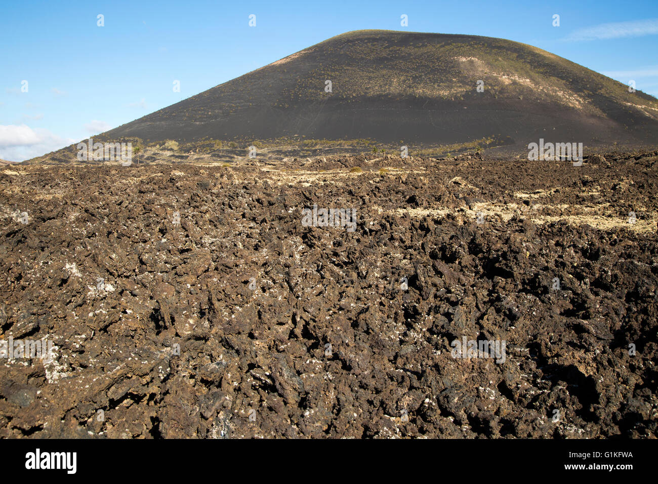 Malpais badlands paesaggio vulcanico Montana Negra cono del vulcano, Parque Natural Los Volcanes, Masdache, Lanzarote, Isole Canarie Foto Stock