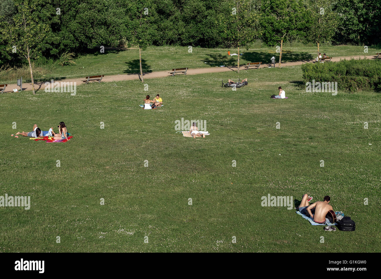 La gente a prendere il sole nel parco lungo il Rio Tormes, Salamanca, Spagna Foto Stock