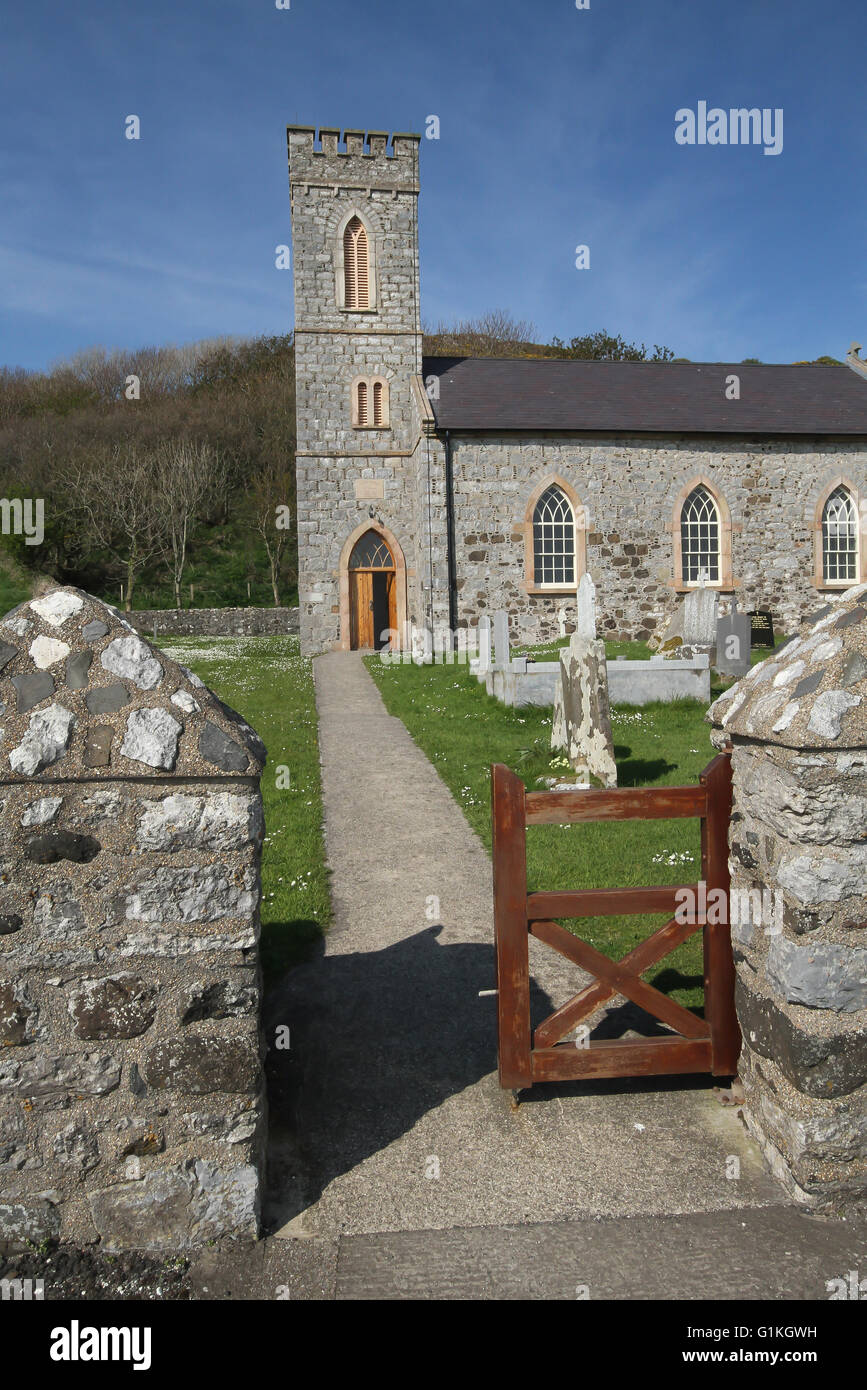 Gate e percorso alla chiesa sulla isola di Rathlin. San Tommaso la Chiesa Parrocchiale e il cimitero sulla isola di Rathlin, County Antrim, Irlanda del Nord. Foto Stock