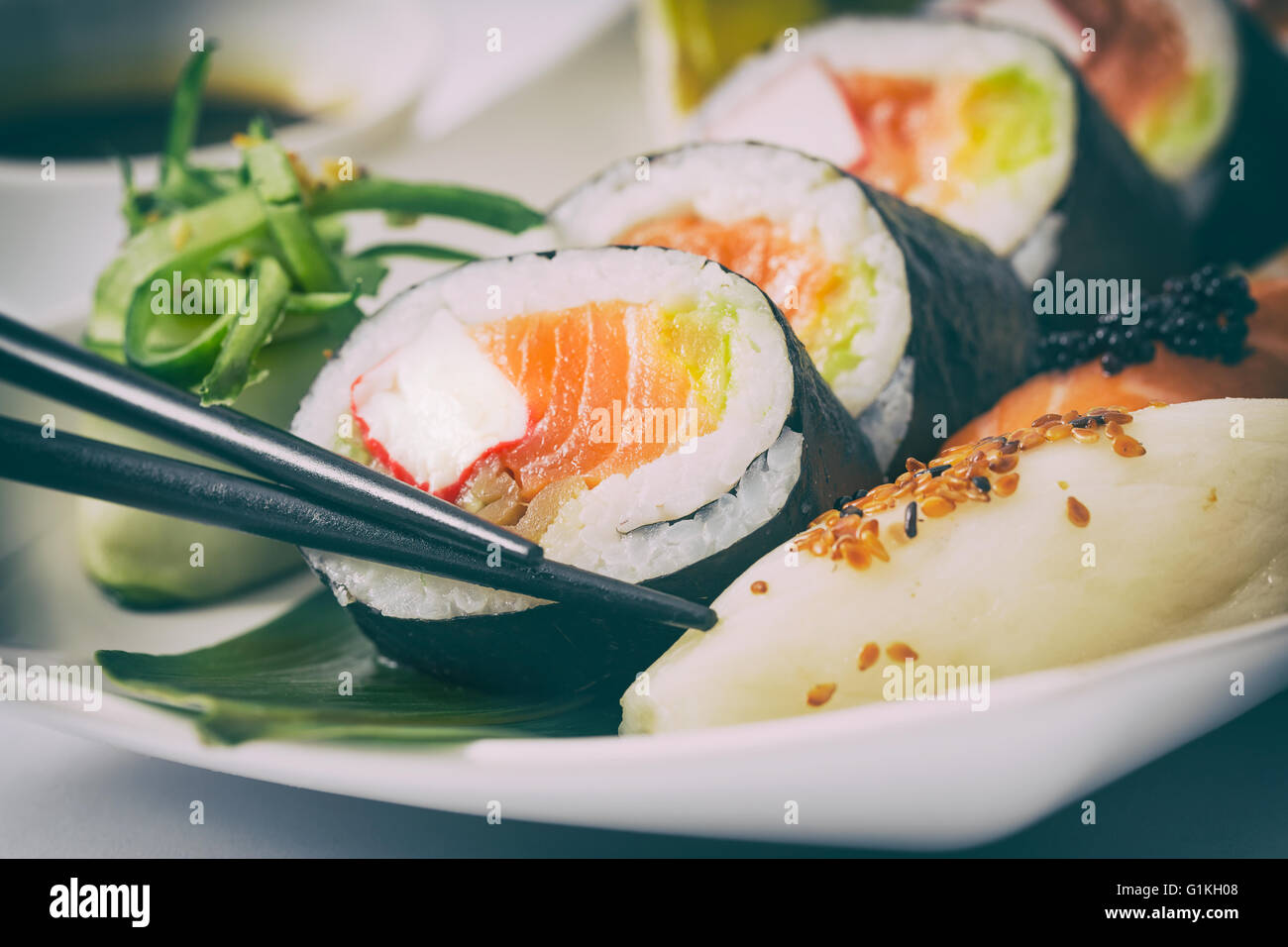 Rotolo di sushi materie makki cibi freschi frutti di mare susi - immagine di stock Foto Stock