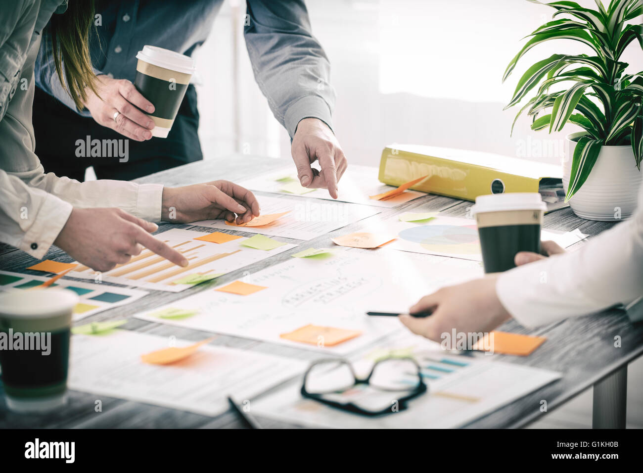 Il brainstorming brainstorming la gente di affari Progettazione del Design Foto Stock