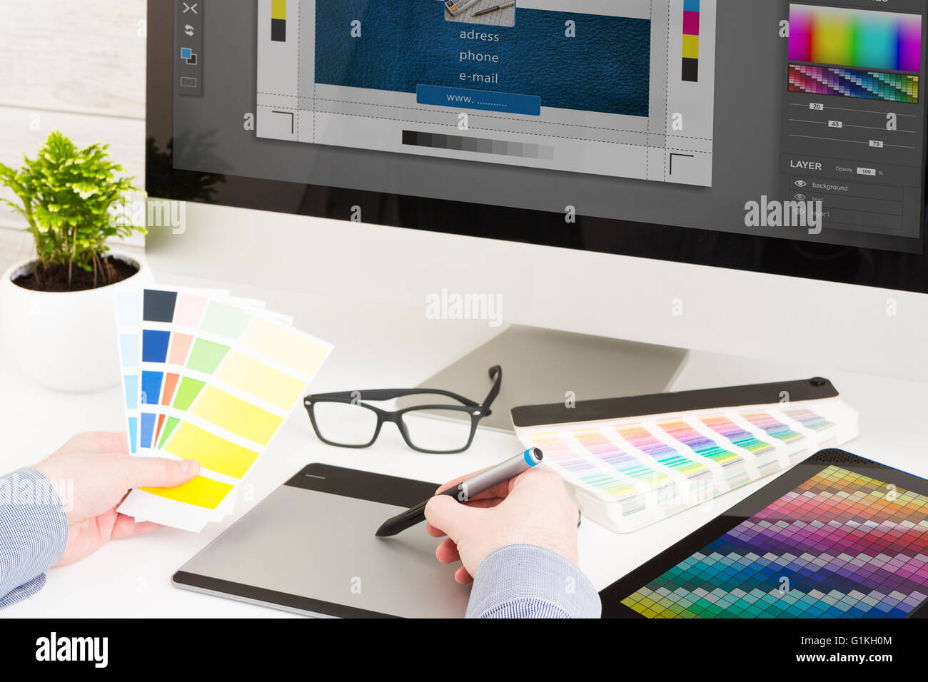 Graphic designer al lavoro. Campione di colore dei campioni. Foto Stock