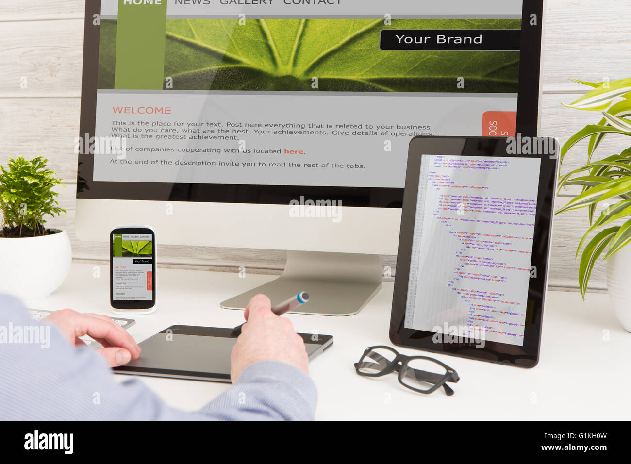 Designer's desk con sensibile web design concept. Foto Stock