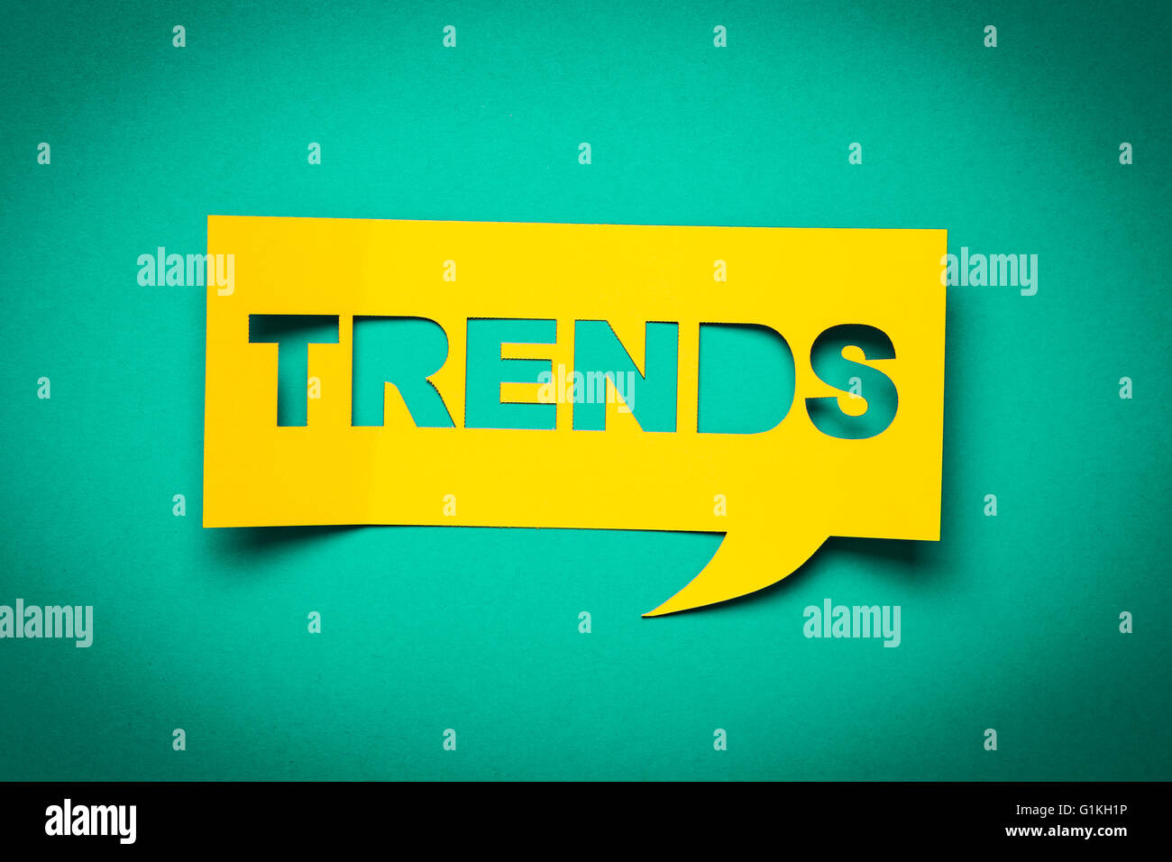 Discorso bolla con tagliare la frase "tendenze" nella carta. Foto Stock