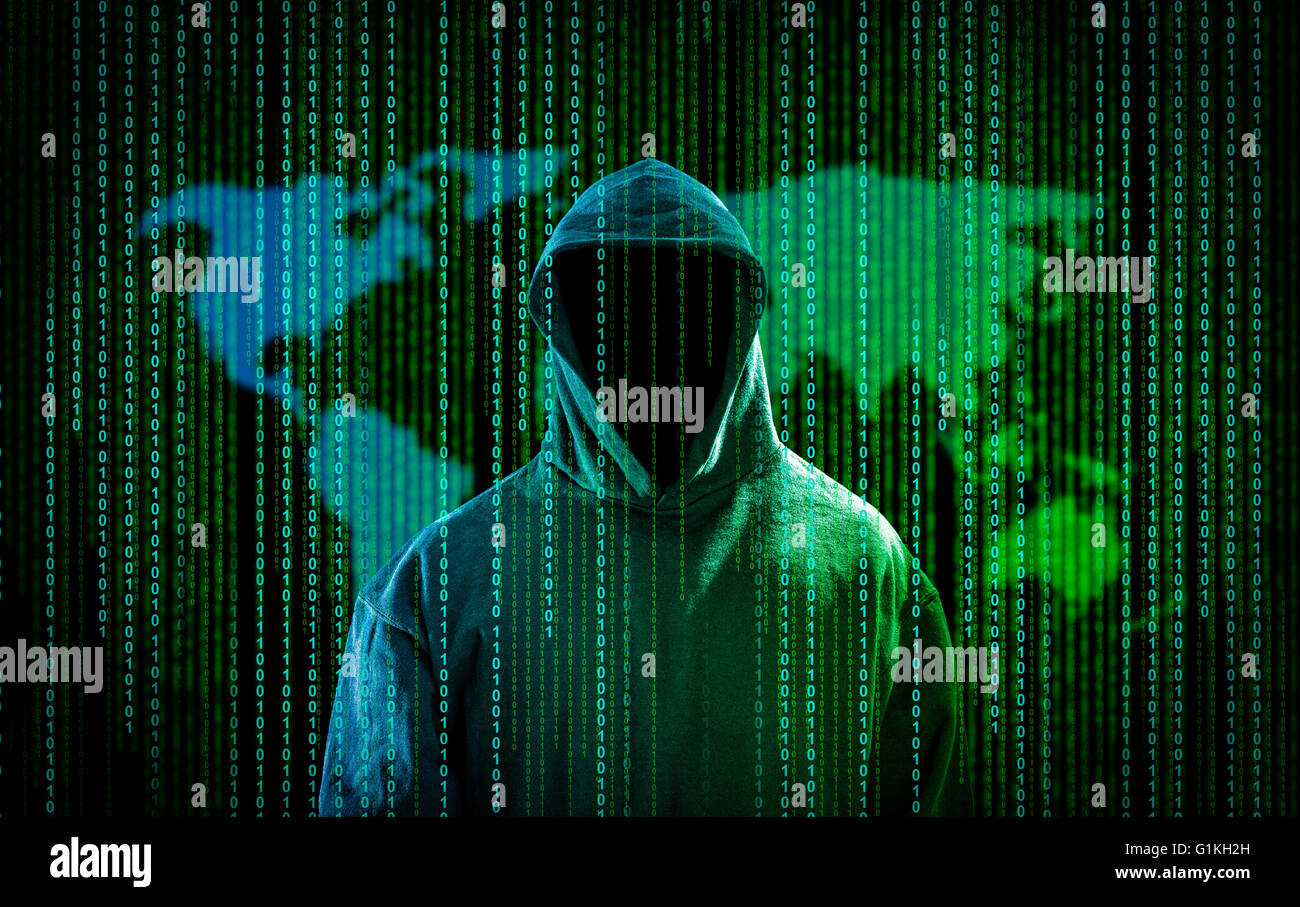 Hacker con un cappuccio e un codice binario. L'hacking Internet. Foto Stock