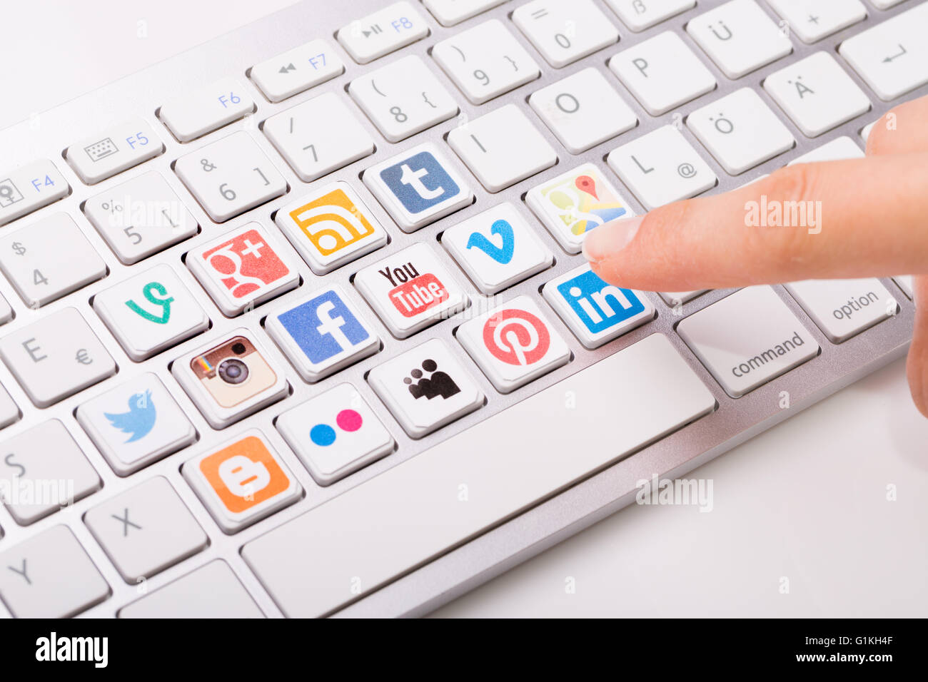 BELCHATOW, Polonia - 31 agosto 2014: Maschio lato puntamento sulla chiave con un social media logotipo stampato e posto sulla tastiera. Foto Stock