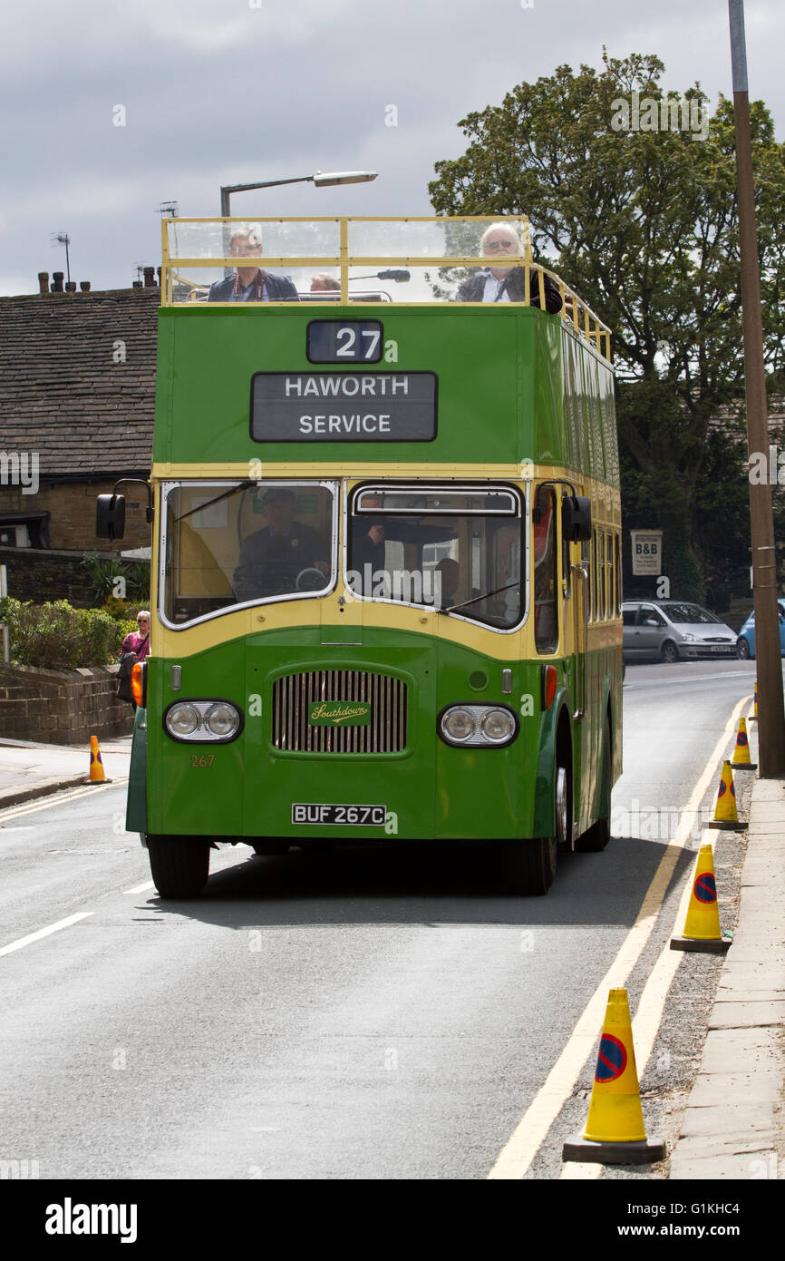 Southdown Leyland Titan PD3 267 (BUF 267C) a Keighley & Haworth tempo di guerra il fine settimana. Foto Stock