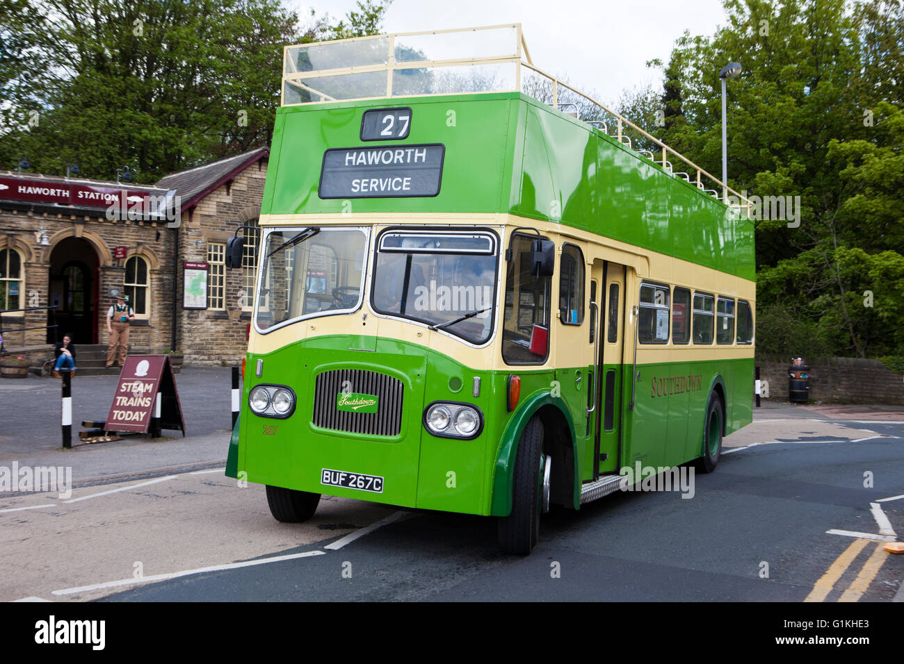 Southdown Leyland Titan PD3 267 (BUF 267C) a Keighley & Haworth tempo di guerra il fine settimana. Foto Stock