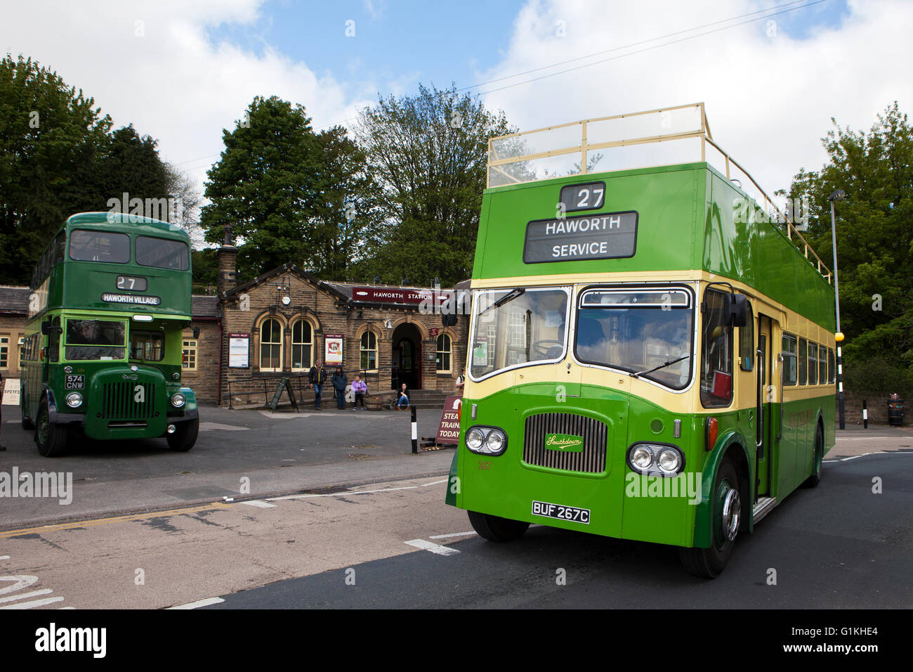 Southdown Leyland Titan PD3 267 (BUF 267C) a Keighley & Haworth tempo di guerra il fine settimana. Foto Stock