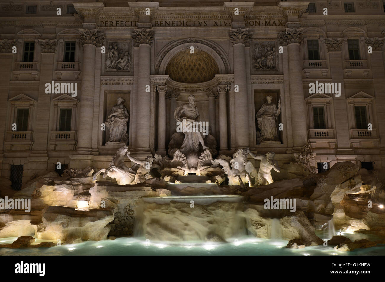 La bellissima Fontana di Trevi con Dio Oceano e tritoni statue Foto Stock