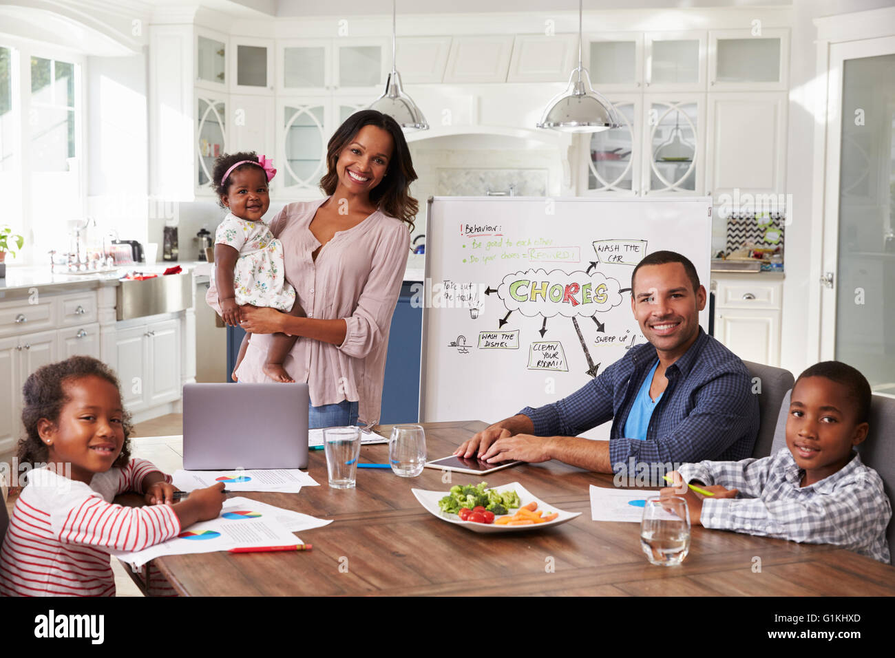 Incontro nazionale in cucina, famiglia cercando di fotocamera Foto Stock