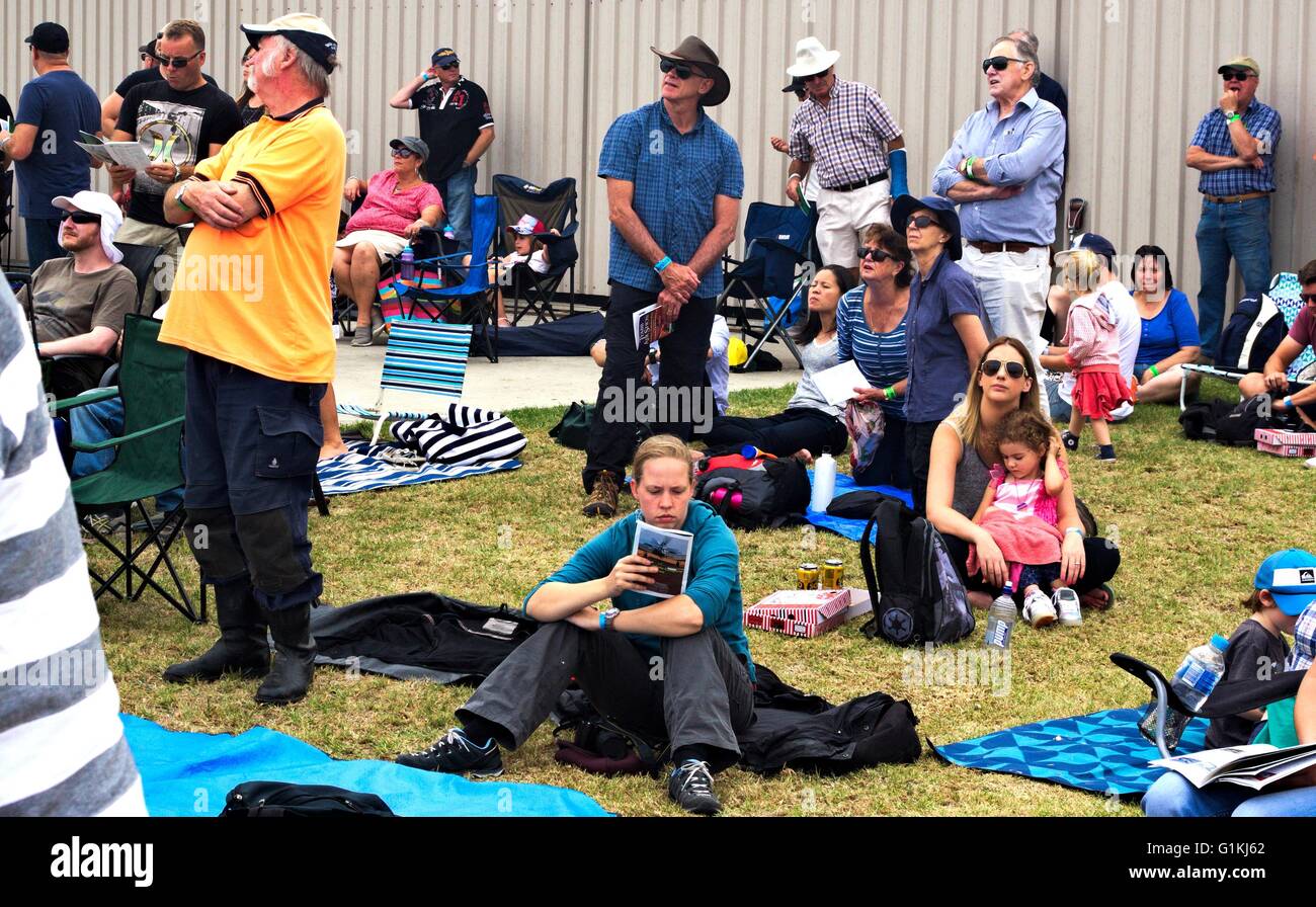 Folla mista del popolo australiano sull'erba a Airshow Tyabb, guardando un piano andare verso l'alto. Foto Stock