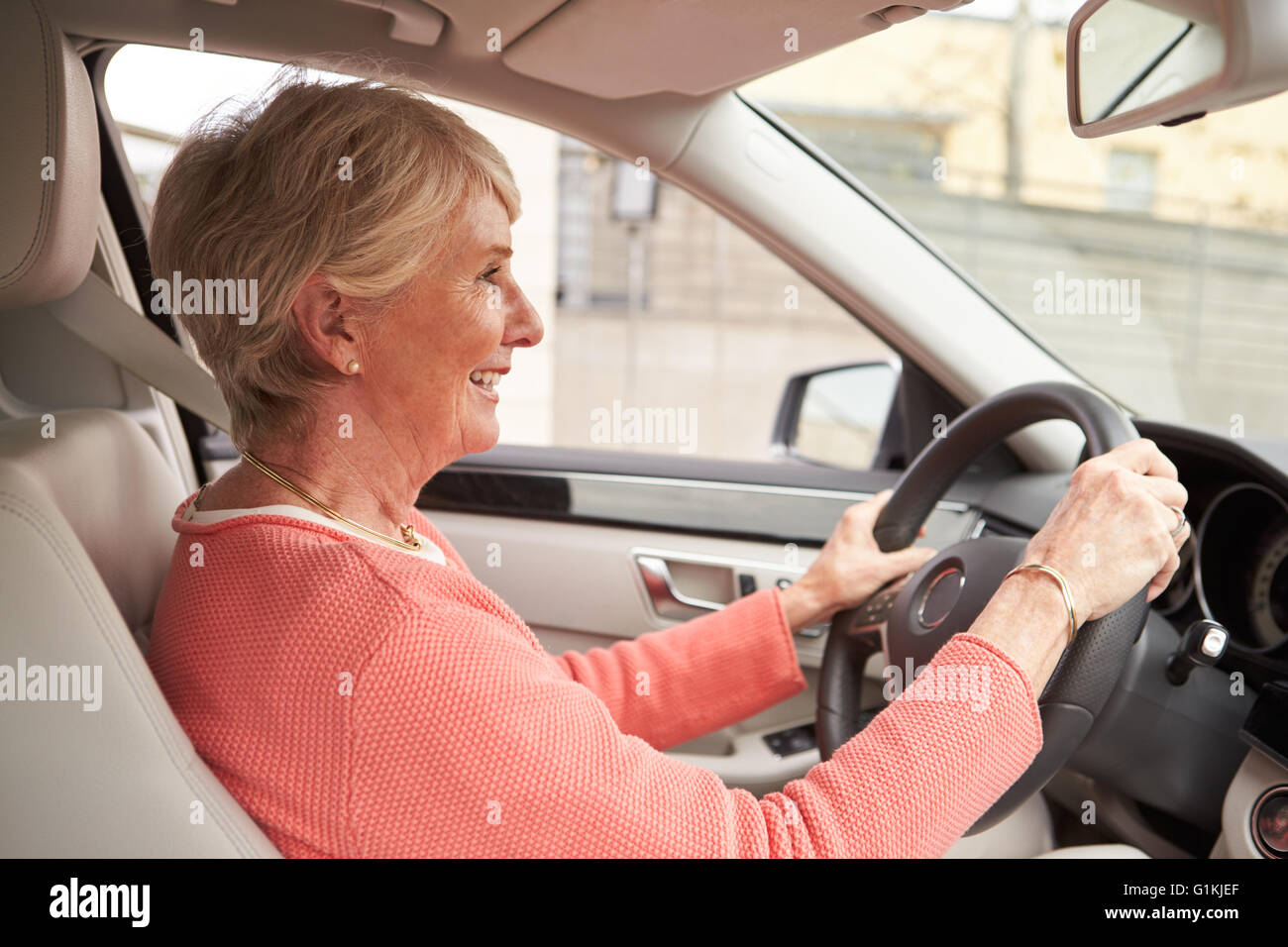 In auto vista della femmina senior conducente al volante di una vettura Foto Stock