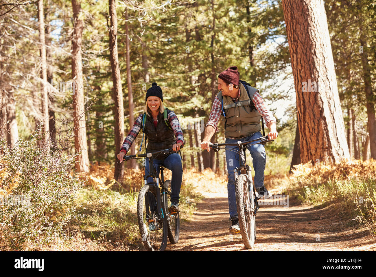 Matura in mountain bike attraverso la foresta, vicino fino Foto Stock