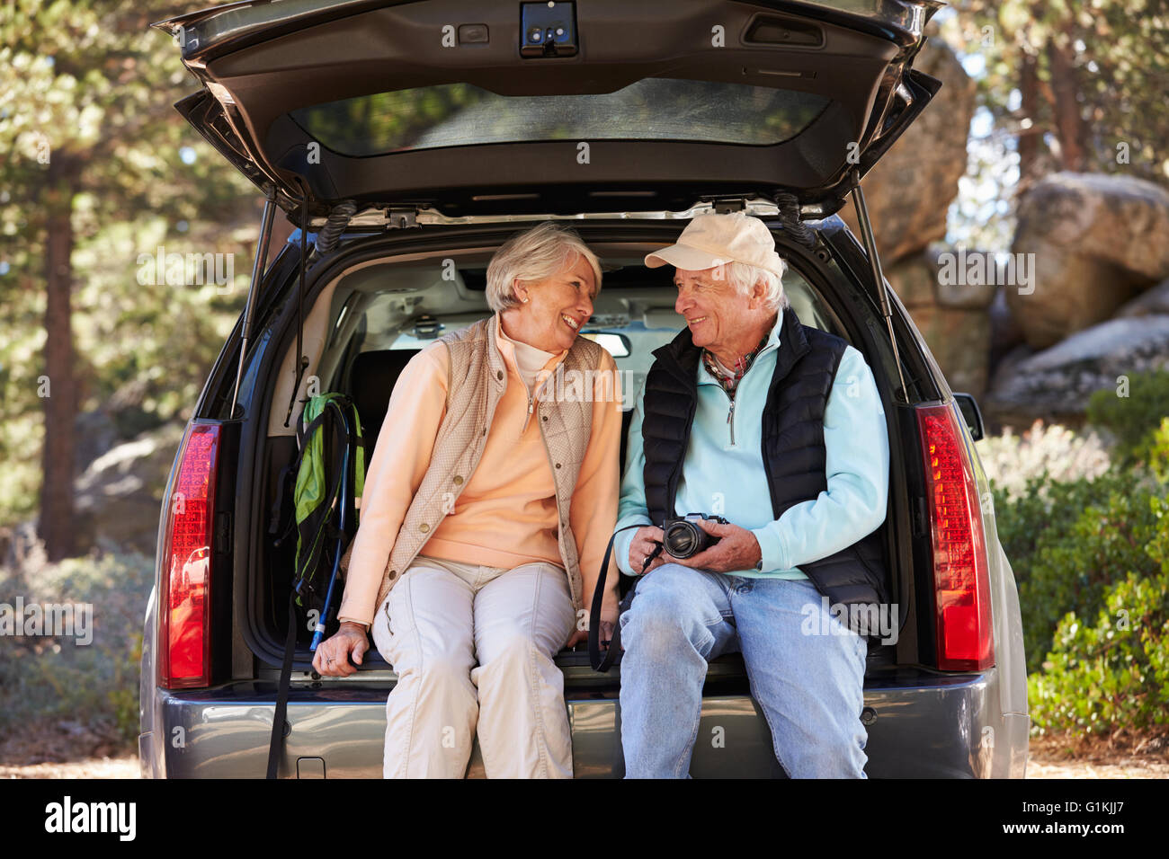 Coppia senior sit in aprire il baule auto prima di una escursione, close-up Foto Stock