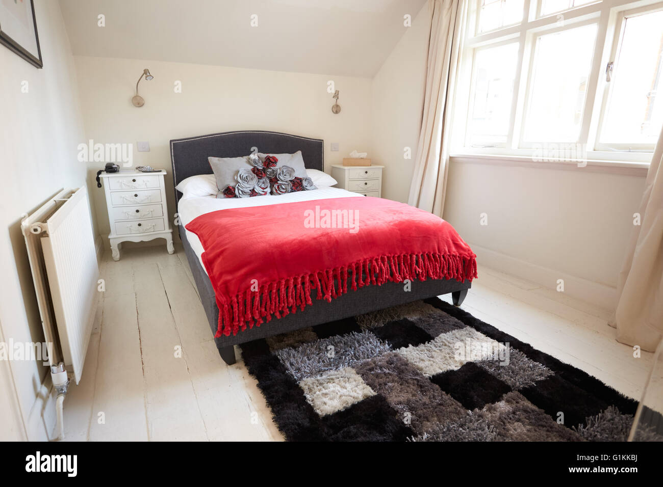 Interno della bellissima camera da letto in stile contemporaneo Foto Stock