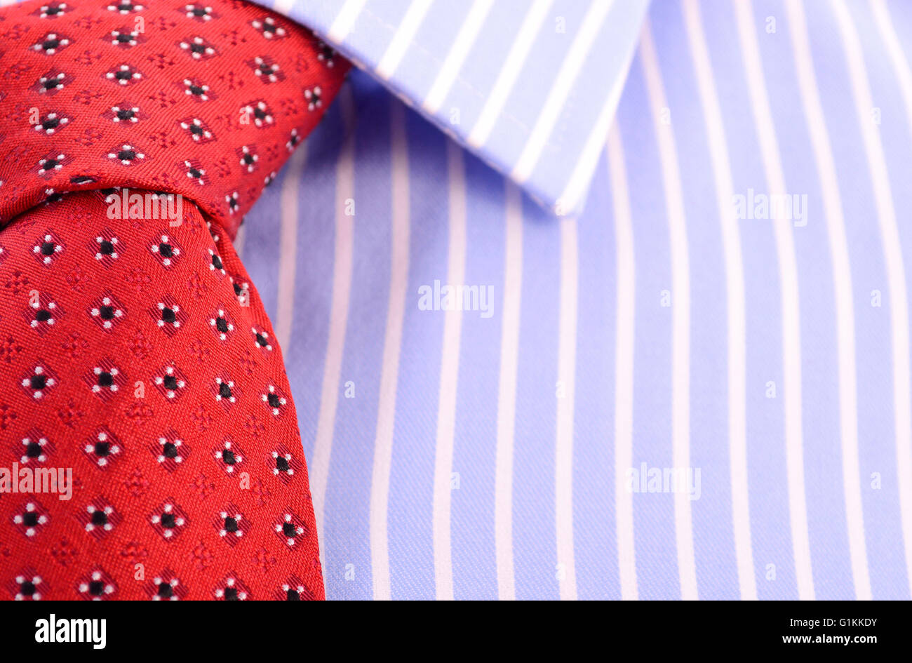Padri giorno concetto con ingrandimento di rosso mens cravatta blu e bianchi camicia striscia business man's costumi. Foto Stock
