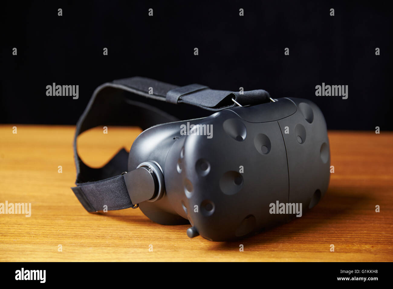 La realtà virtuale auricolare sullo sfondo di legno Foto Stock