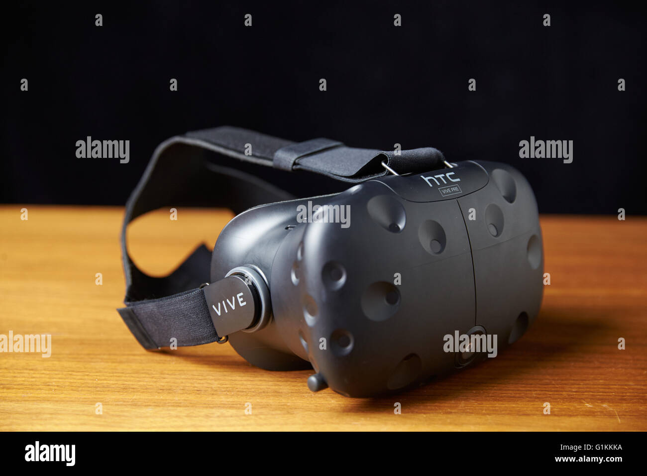 HTC vive la realtà virtuale auricolare sullo sfondo di legno Foto Stock