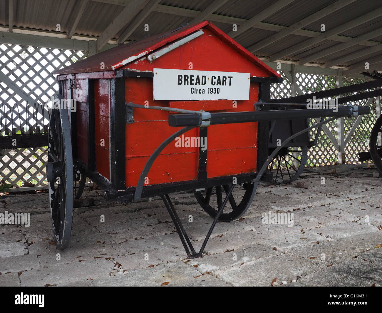 A circa 1930 disegnati a mano il pane rosso carrello sul display a Sunbury Plantation House Museum in Barbados. Foto Stock