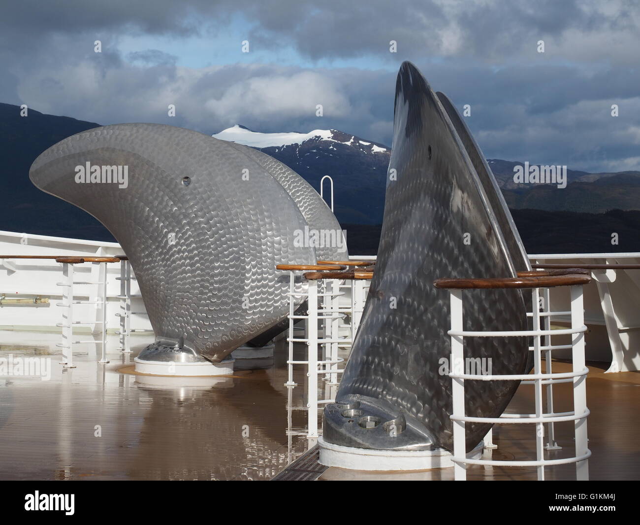 Quattro dei Queen Mary 2s di ricambio pale di elica sul ponte 7 Zona di prua con montagne delle Ande al Ghiacciaio Pio XI Fiordo, Cile Foto Stock