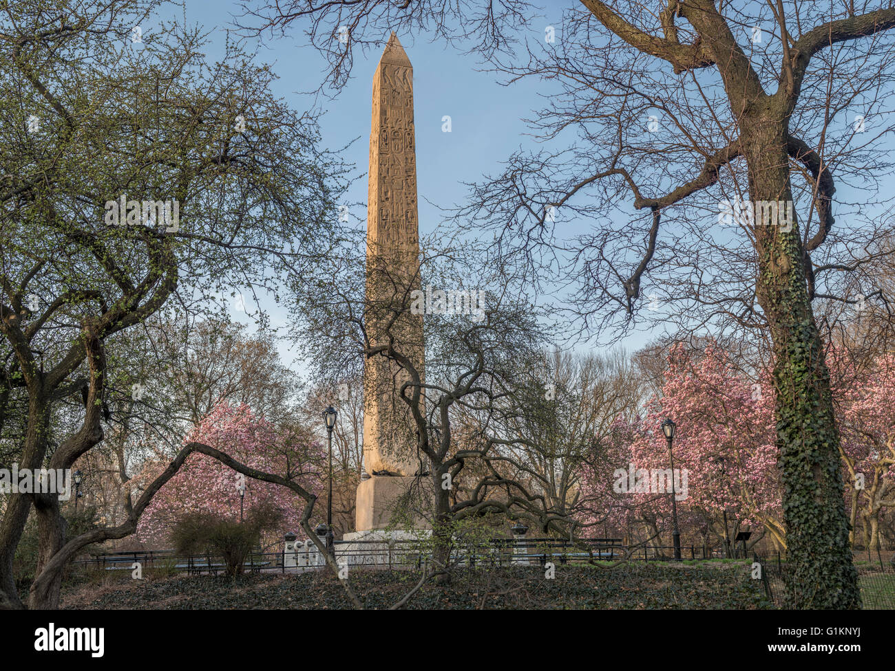 Cleopatra Needle è il nome popolare per ciascuno dei tre antichi obelischi egiziani Foto Stock